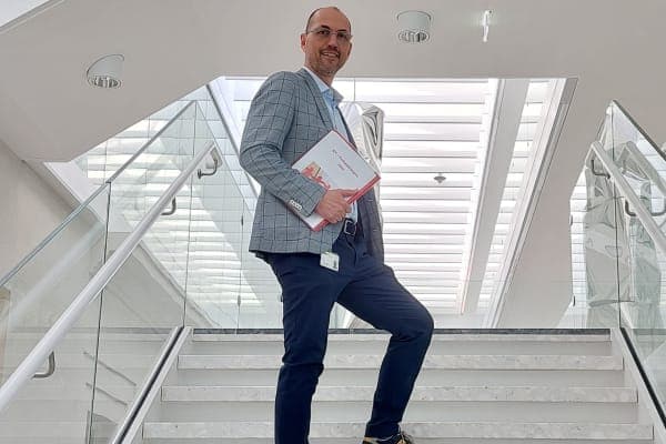 Richard Köhler auf dem Weg zur Übergabe unserer Forderungen an den GD Georg Pölzl